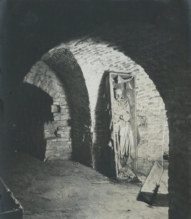 Зруйновані поховання в підземеллях костелу, 1924 